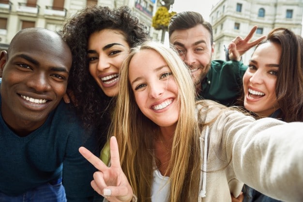 multiracial-grupo-joven-gente-toma-selfie_1139-1032